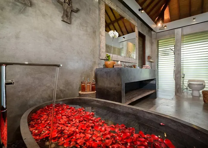 Lavish 5 Bed, Sleeps 10, Butler, Daily Breakfast