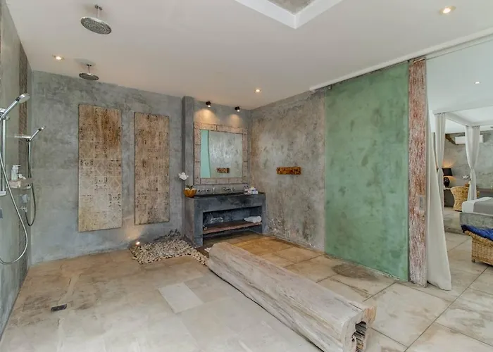 Villa Lavish 5 Bed, Sleeps 10, Butler, Daily Breakfast