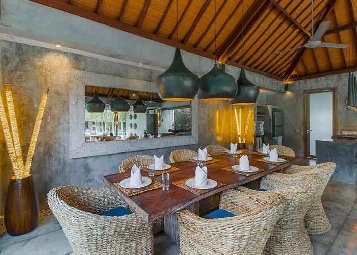 Lavish 5 Bed, Sleeps 10, Butler, Daily Breakfast Villa