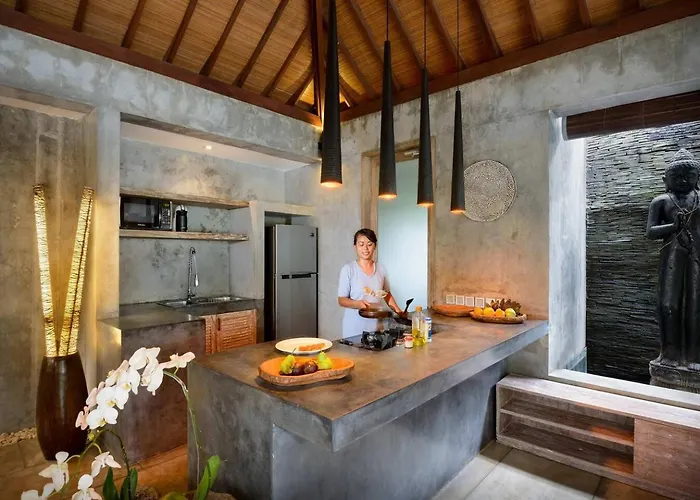 Villa Lavish 5 Bed, Sleeps 10, Butler, Daily Breakfast