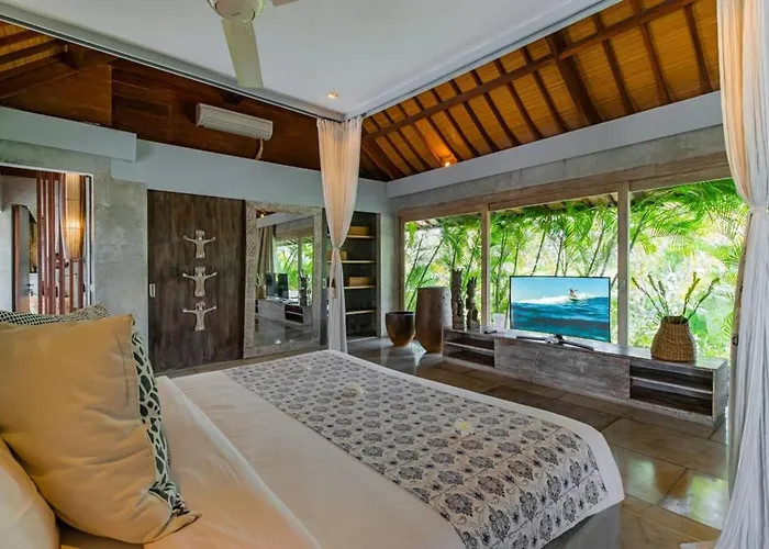 Villa Lavish 5 Bed, Sleeps 10, Butler, Daily Breakfast