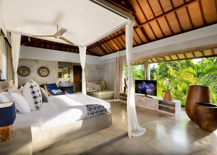 Villa Lavish 5 Bed, Sleeps 10, Butler, Daily Breakfast