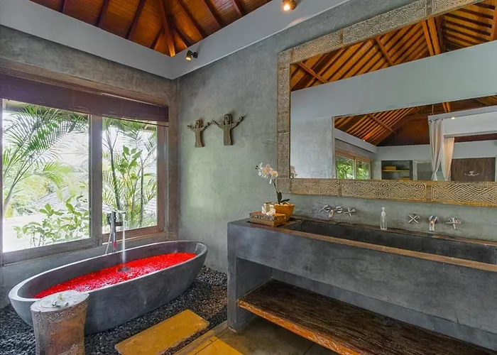 Villa Lavish 5 Bed, Sleeps 10, Butler, Daily Breakfast